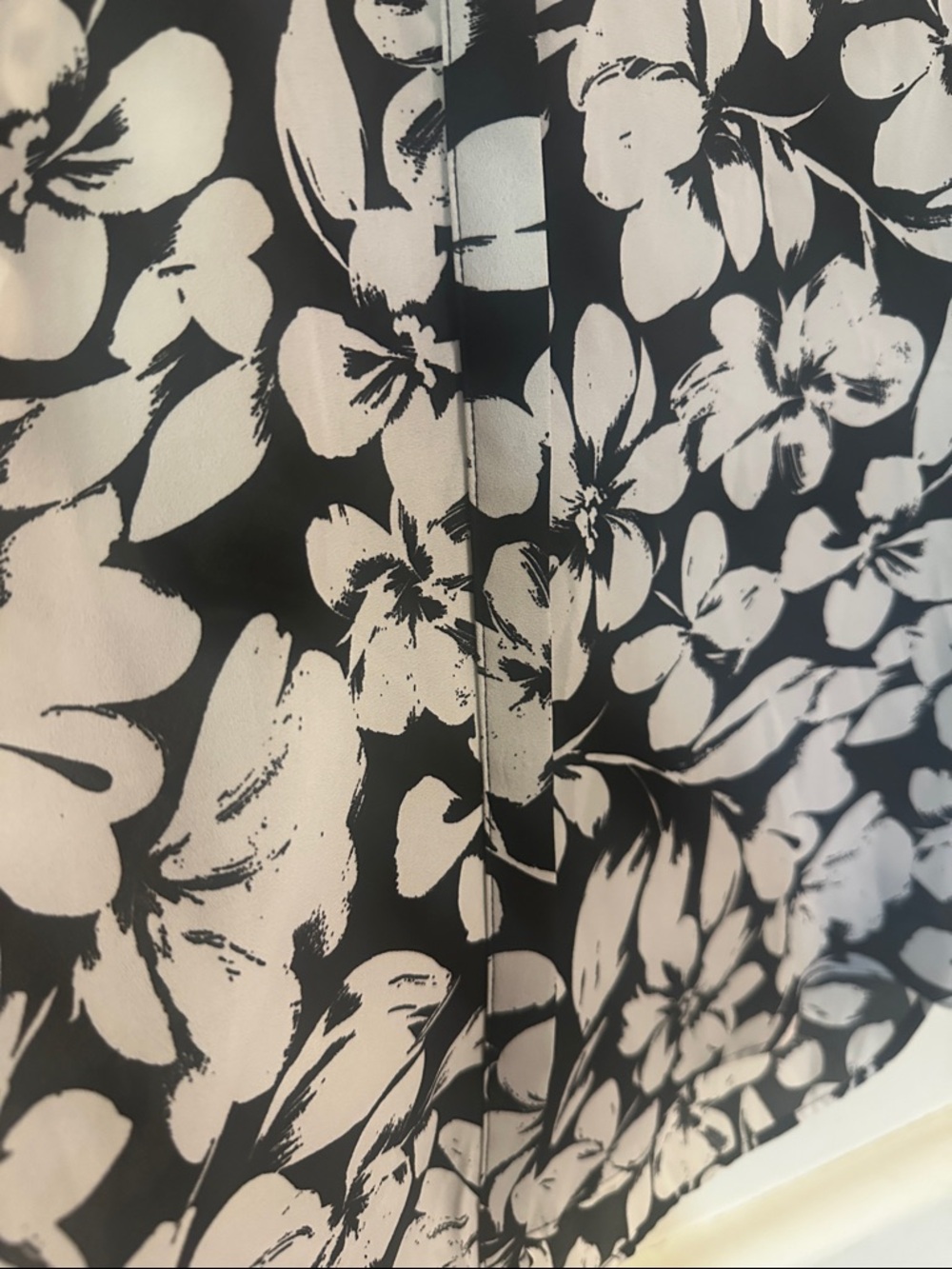 NYDJ Black & White Floral Pattern Pintuck Blouse Button Down Size L Large NWT - Picture 5 of 5